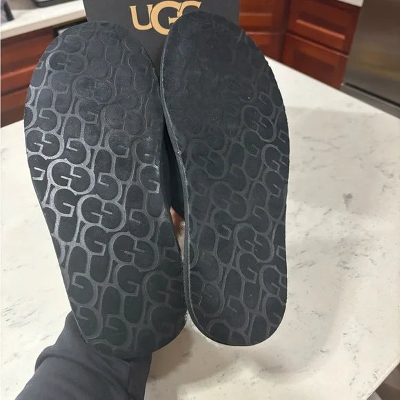UGG Men's Scuff Logo Slipper 100% Authentic Black/Red - Picture 6 of 7